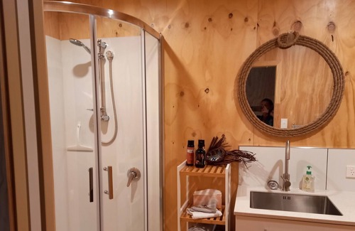 Helensville Cabin | Rural escape with forest trails & wineries on the doorstep