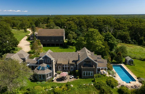 Vineyard Haven House | Rural Farm Location close to Town