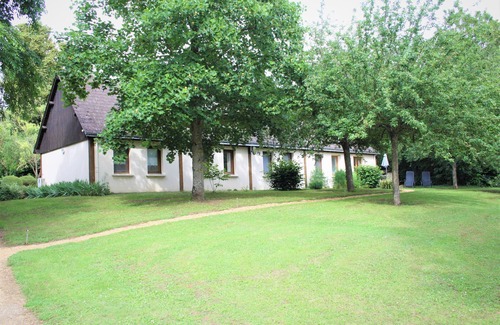 Asnieres sur Vegre Cottage | Rural gîte with Pool, WIFI, 2 Bedrooms 2 BA