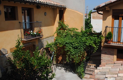 Cuzcurrita de Rio Tiron House | Rural House 'La Viña 3' with Shared Terrace, Shared Garden and Wi-Fi