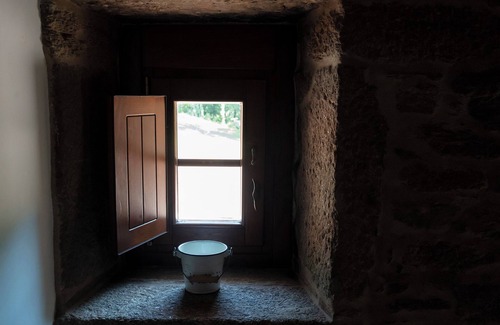 Santiago de Compostela Ski Chalet | Rural house with farm next to the river, 5 minutes from the Cathedral (pets allowed).