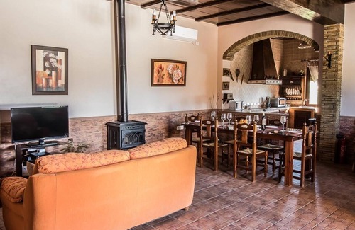 La Lantejuela House | Rural Holiday Home 'Villa Lucrecia' with Pool & Wi-Fi