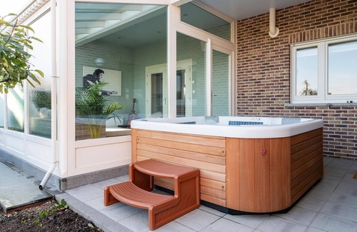 Bocholt House | Rural holiday home in Bocholt with hot tub