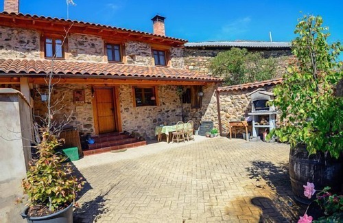 Benllera Cottage | Rural House Between Valleys for 2 people