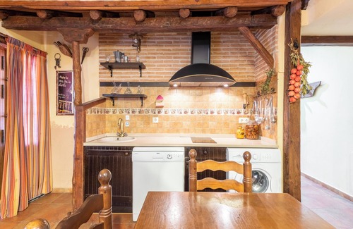 Fuentiduena de Tajo House | Rural House 'El Tinao De La Petra' with Private Pool, Wi-Fi and Air Conditioning