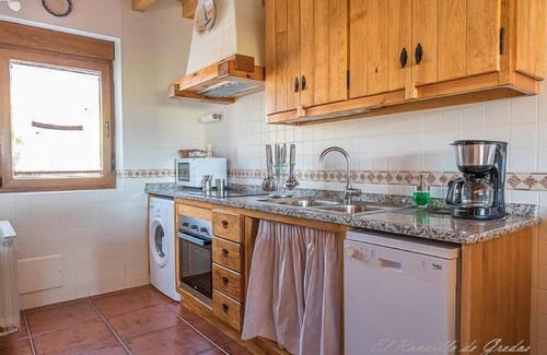 Hoyos del Collado Cottage | Rural house (full rental) El Rondillo de Gredos for 6 people