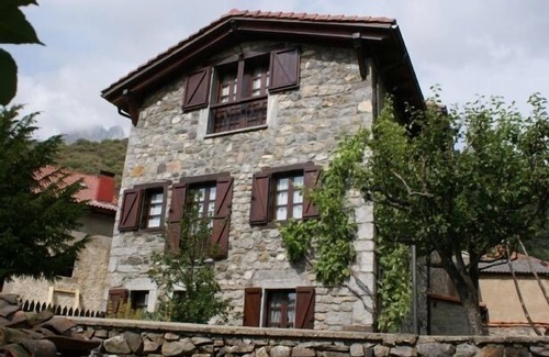 Santa Maria de Valdeon Cottage | Rural house El Serenal for 10 people