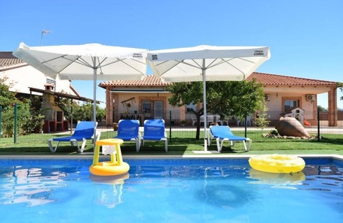 El Robledo Ski Chalet | Rural house, in the surroundings of the Cabañeros National Park (pet friendly).