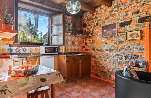 Vilaframil House | Rural House 'Nogueira' with Mountain Views, Private Terrace and Wi-Fi