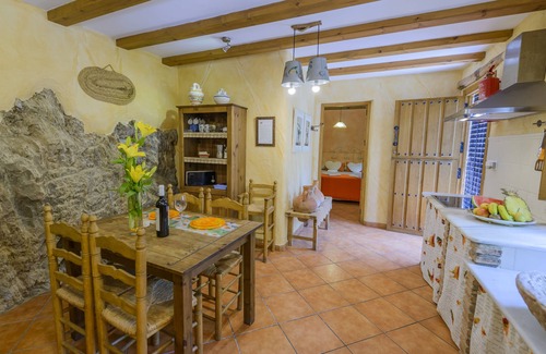 Laroya Cottage | Rural house with private JACUZZI. 2-4 people C´ANTONIA