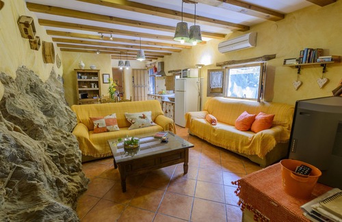 Laroya Cottage | Rural house with private JACUZZI. 2-4 people C´ANTONIA