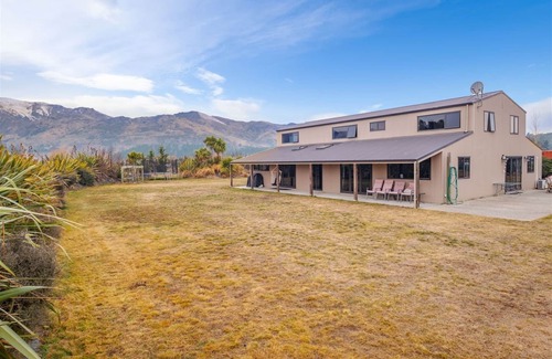 Wanaka House | Rural, idyllic, and 360 degree views! Spacious and only 15 minutes from Wanaka.