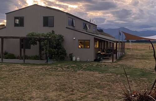 Wanaka House | Rural, idyllic, and 360 degree views! Spacious and only 15 minutes from Wanaka.