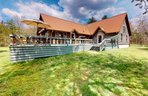 Eureka Springs Cabin | Rural lakefront cabin with mtn & lake views, firepit, kayaks, dogs OK