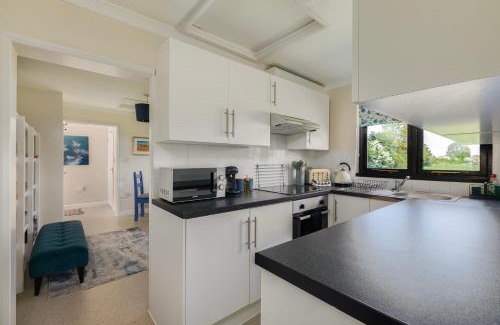 Fifield House | Rural Lodge stay In Windsor! Hot Tub! Sleeps 20
