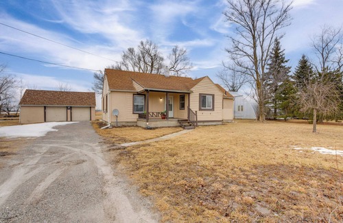 Bedford Cottage | Rural Retreat Near Golf Courses in Ottawa Lake!