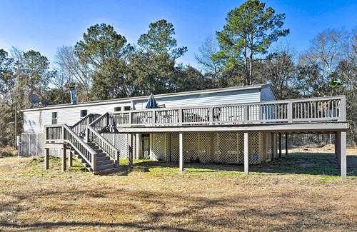 Bethera House | Rural Retreat w/ Deck: 25 Mi to Georgetown!