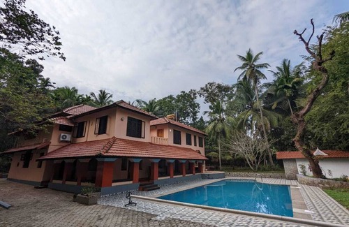 Cherplassery Villa | Rural Retreat with Garden Pool, Birdsong and Scenery.