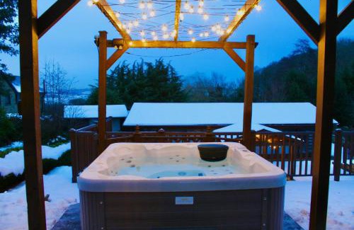 Marsh Lane House | Rural Retreat with Hot Tub, Fire Pit & Games Room