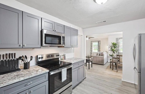 Azle House | Rural Serenity x Cozy Comfort - 3-BD,1-BA w Yard