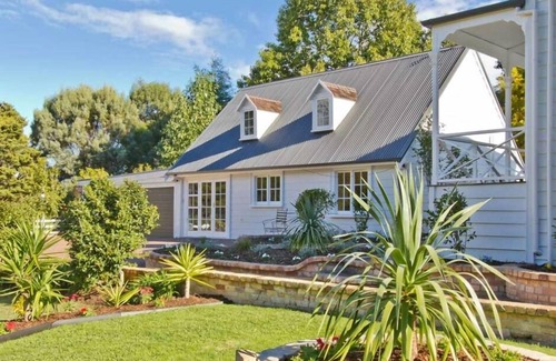 Waimauku Cottage | Rural setting, pool, family friendly