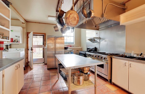 Tarpley Villa | Rural Texas Villa w/Hot Tub - Horses Welcome!