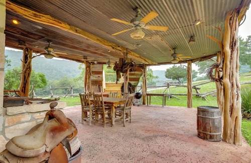 Tarpley Villa | Rural Texas Villa w/Hot Tub - Horses Welcome!