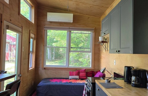 Feura Bush House | Rural Tiny Home + Hot Tub. LGBTQ-friendly!
