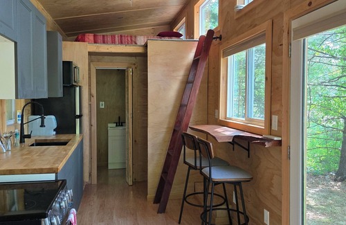 Feura Bush House | Rural Tiny Home + Hot Tub. LGBTQ-friendly!