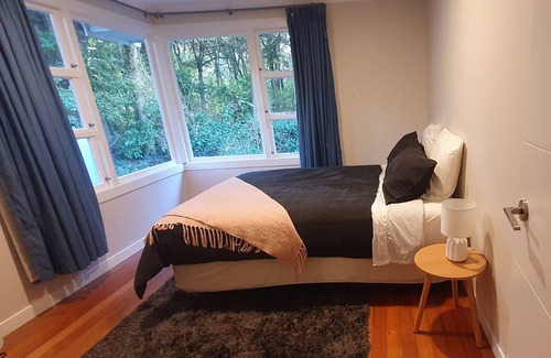 Otatara Cottage | Ruru Hideaway. Quiet home surrounded in native bush and birds. Boat parking.