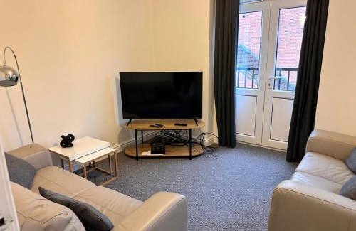 Higham Ferrers House | Rushden HUGE 6 Bed house with driveway