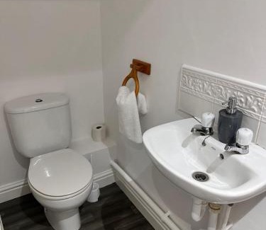 Higham Ferrers House | Rushden HUGE 6 Bed house with driveway