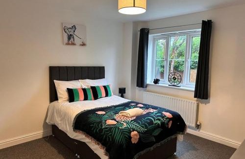 Higham Ferrers House | Rushden HUGE 6 Bed house with driveway