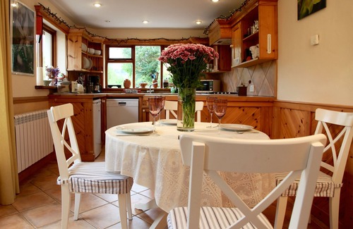 Kenmare House | Rusheens Cottage. Charming comfortable cottage with sauna in peaceful valley.