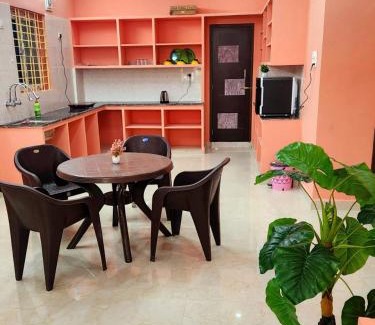 Tirupati Apartment | RUSHITHA HOMESTAY - NEAR To ALIPIRI- FREE WIFI - FAMILY STAY ONLY - ANDROID TV - DOOR SERVICE