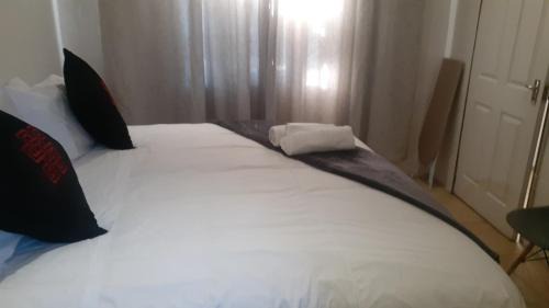 Greater Johannesburg Metropolitan Area Hotel | Russell's Rest Apartments