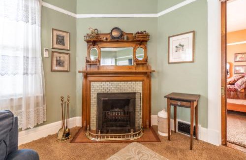 Downtown Reno Apartment | Rustic 2-Bedroom walking distance to Downtown