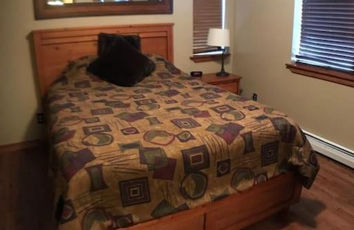 Big Sky Apartment | Rustic 2 BR Mountain View-walk to resort