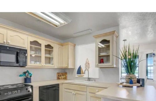 Beaumont House | Rustic 3-bedroom house right on the bayou in lovely Beaumont