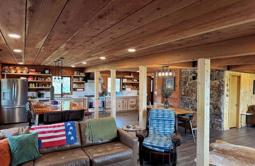 Meeker House | Rustic 4-Bedroom Luxury Retreat - Spectacular White River Valley Views