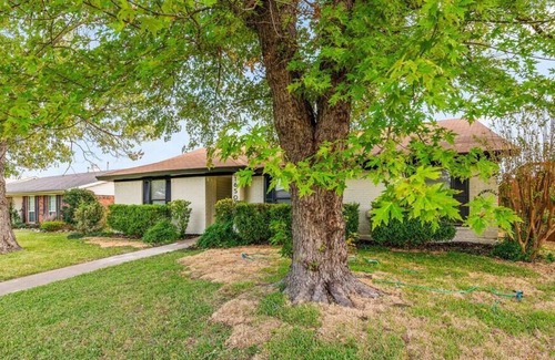 Lewisville House | Rustic 4 BR Near DFW Airport, BBQ Grill & King Bed