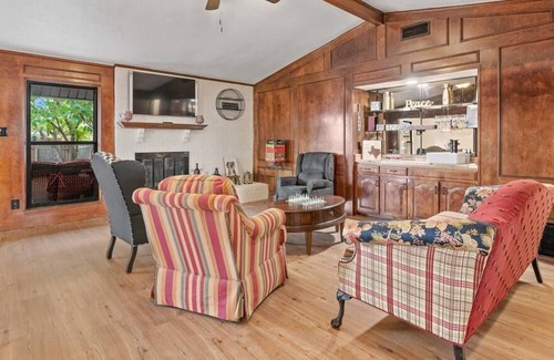 Lewisville House | Rustic 4 BR Near DFW Airport, BBQ Grill & King Bed