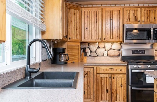 Mayfield Apartment | Rustic 4-Lodge Stay - Perfect for Groups