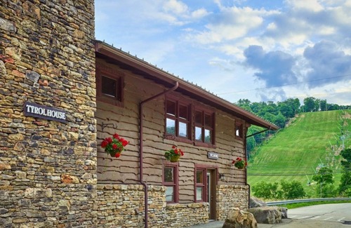 Seven Springs Ski Chalet | Rustic 6BR Chalet | Near Ski Lifts + Private Decks