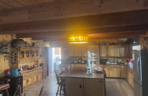 Rutheron Cabin | Rustic 7-BDRM and 3-bath lodge in a gated community in Los Ojos with WiFi access