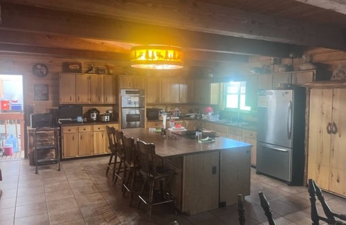 Rutheron Cabin | Rustic 7-BDRM and 3-bath lodge in a gated community in Los Ojos with WiFi access