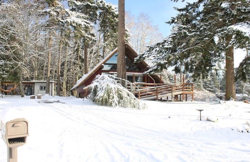 Oak Harbor Ski Chalet | Rustic A-Frame hot tub retreat near Deception Pass