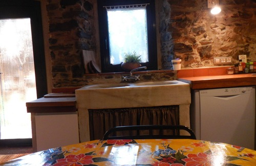 Vilamaniscle House | Rustic and slow stone house with Wifi and Garden.