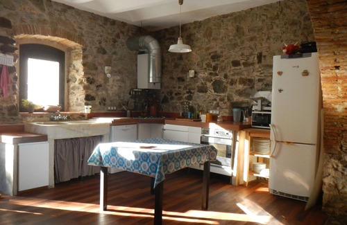 Vilamaniscle House | Rustic and slow stone house with Wifi and Garden.