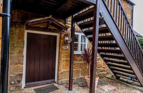 Caldecott Apartment | Rustic apartment, king bed, ensuite, parking, wifi